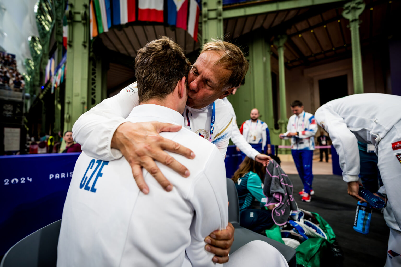 Letní olympijské hry v Paříži, 2. srpna 2024, Paříž, Francie. Šerm - kord družstva muži - semifinále: ČR - Japonsko. Trenér českých šermířů Oldřich Kubišta utěšuje Jakuba Jurku po prohraném semifinálovém zápase s Japonskem.
Olympic games in Paris, 2nd August, 2024, Paris, France.
Fencing - men´s team épée - semifinal: Czech Republic - Japan. Czech coach Oldřich Kubišta with Jakub Jurka (Czech Republic) after the losing semifinal match against Japan.